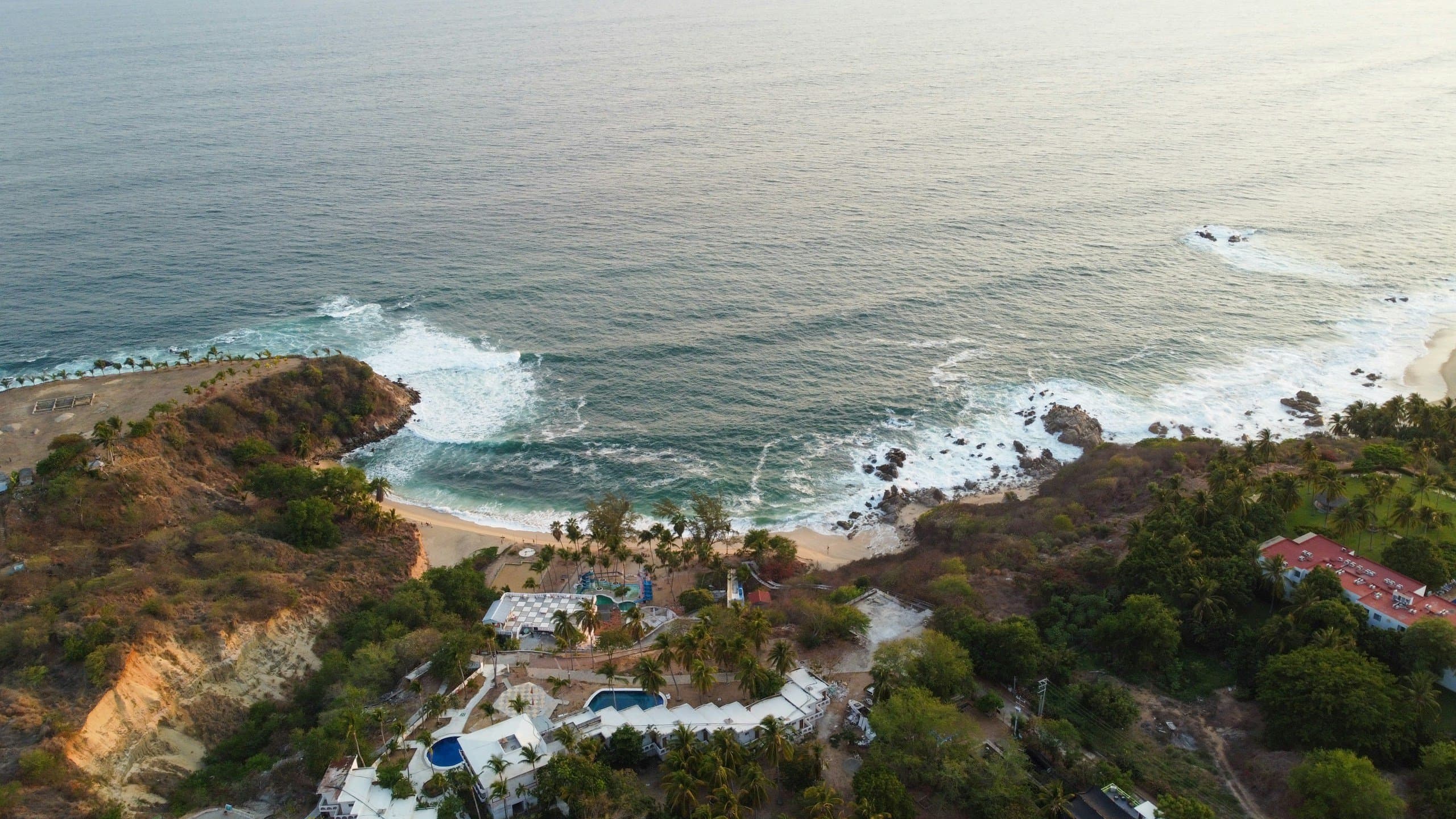 Vista aérea de la costa de Puerto Escondido con acantilados y playa