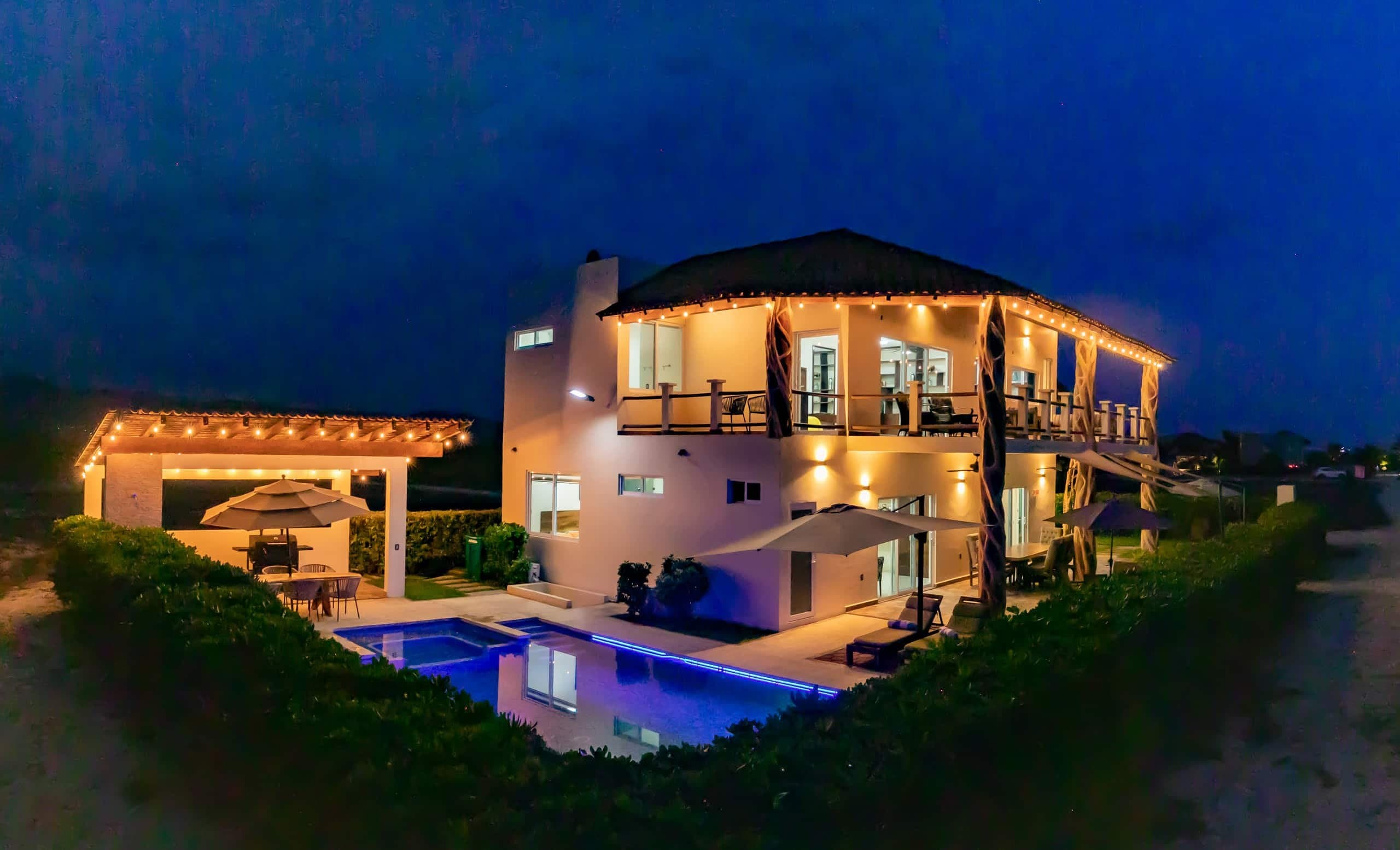 Casa Colores y su alberca iluminadas de noche