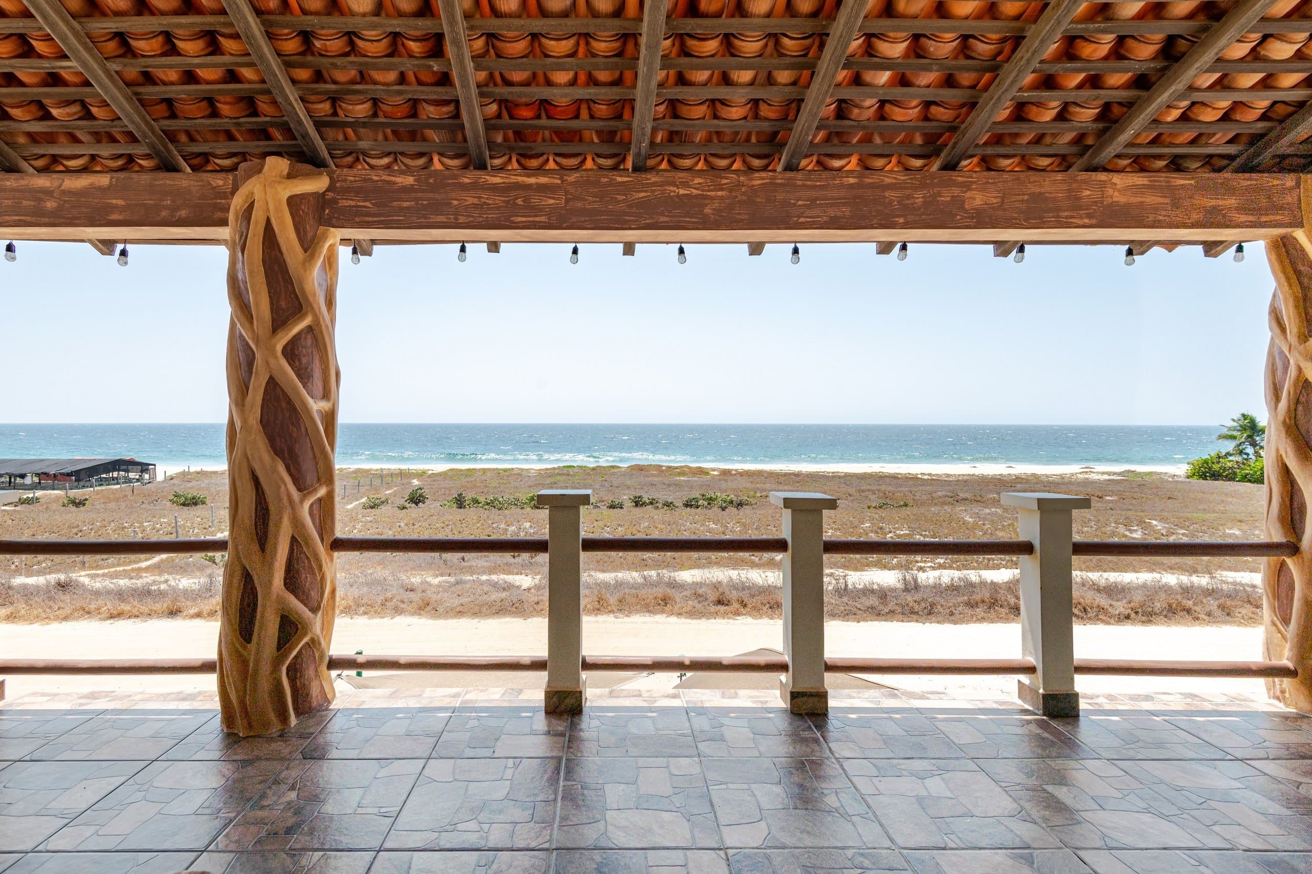 Balcón techado con vista abierta hacia el mar