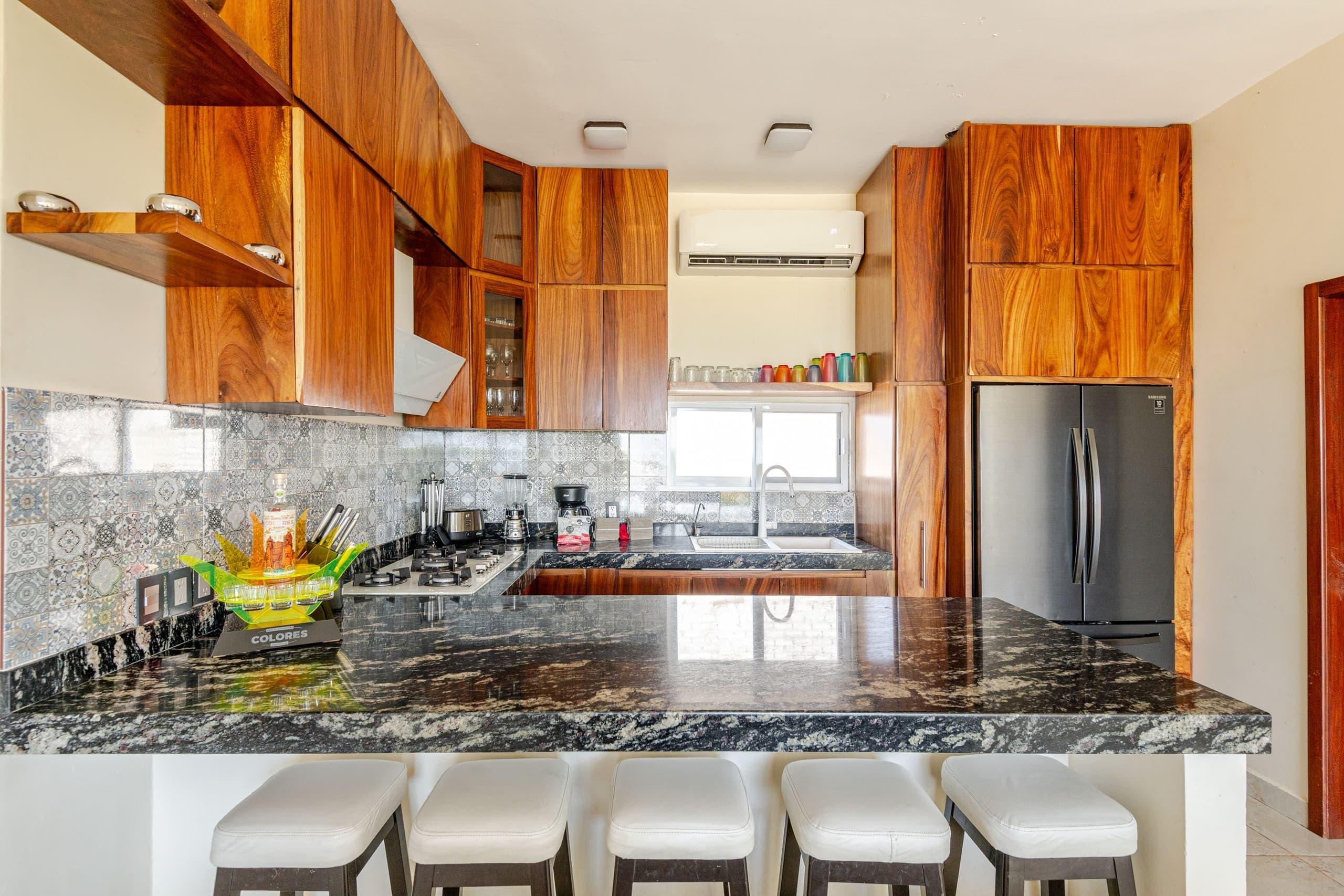Cocina equipada con gabinetes de madera y barra
