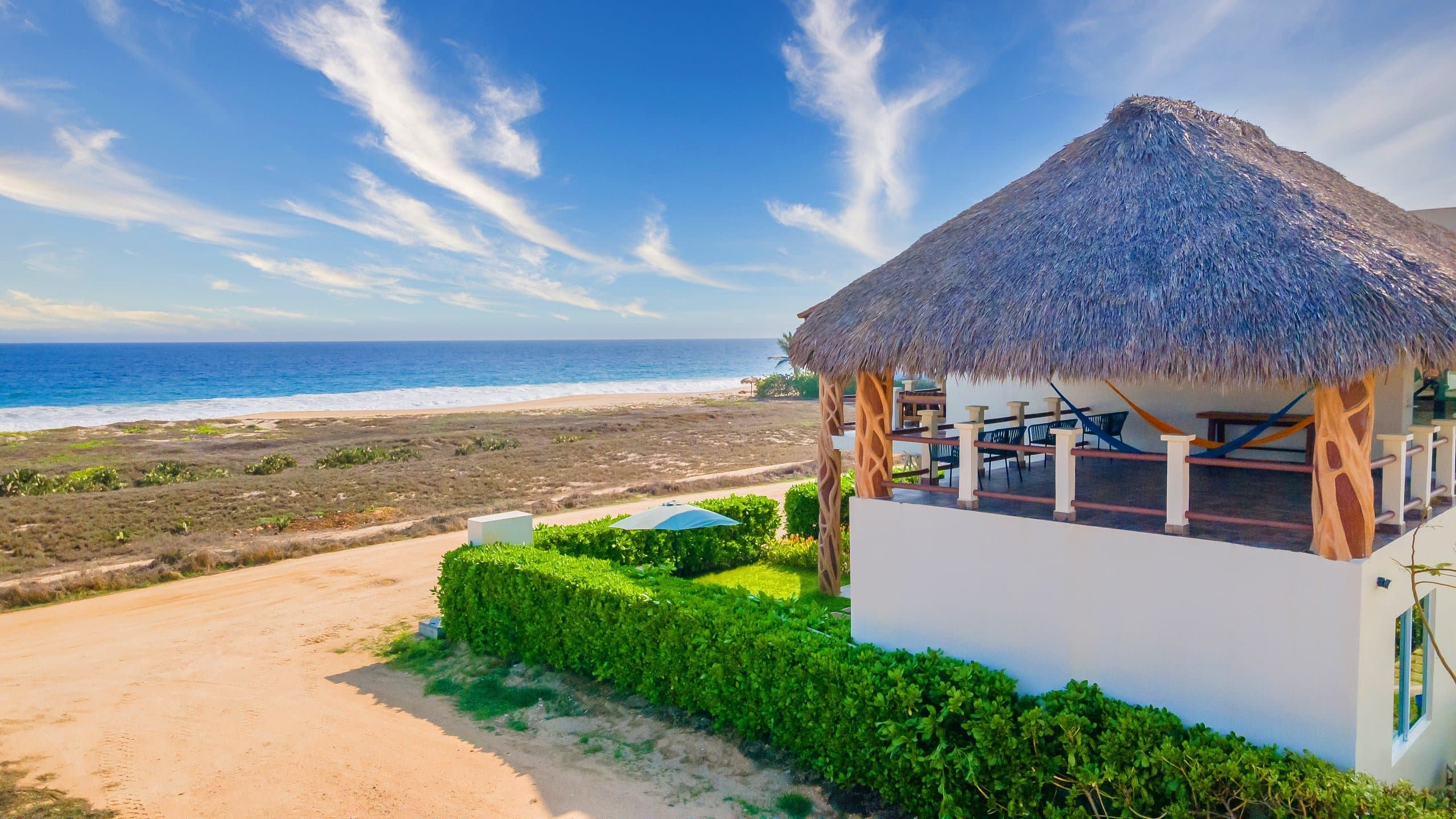 Palapa en la terraza superior con vista a la playa y al océano Pacífico