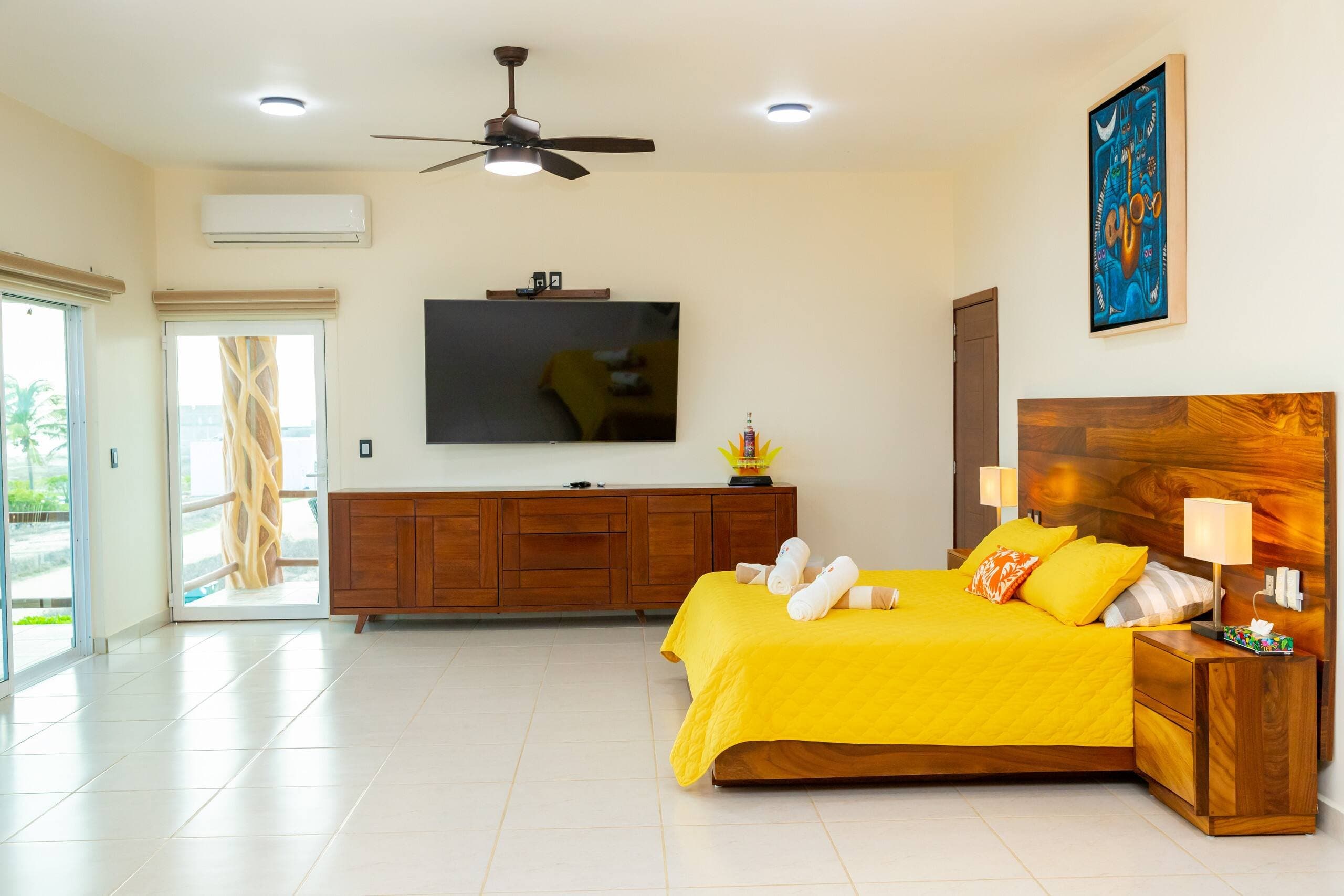 Recámara principal con cama king y cabecera de madera