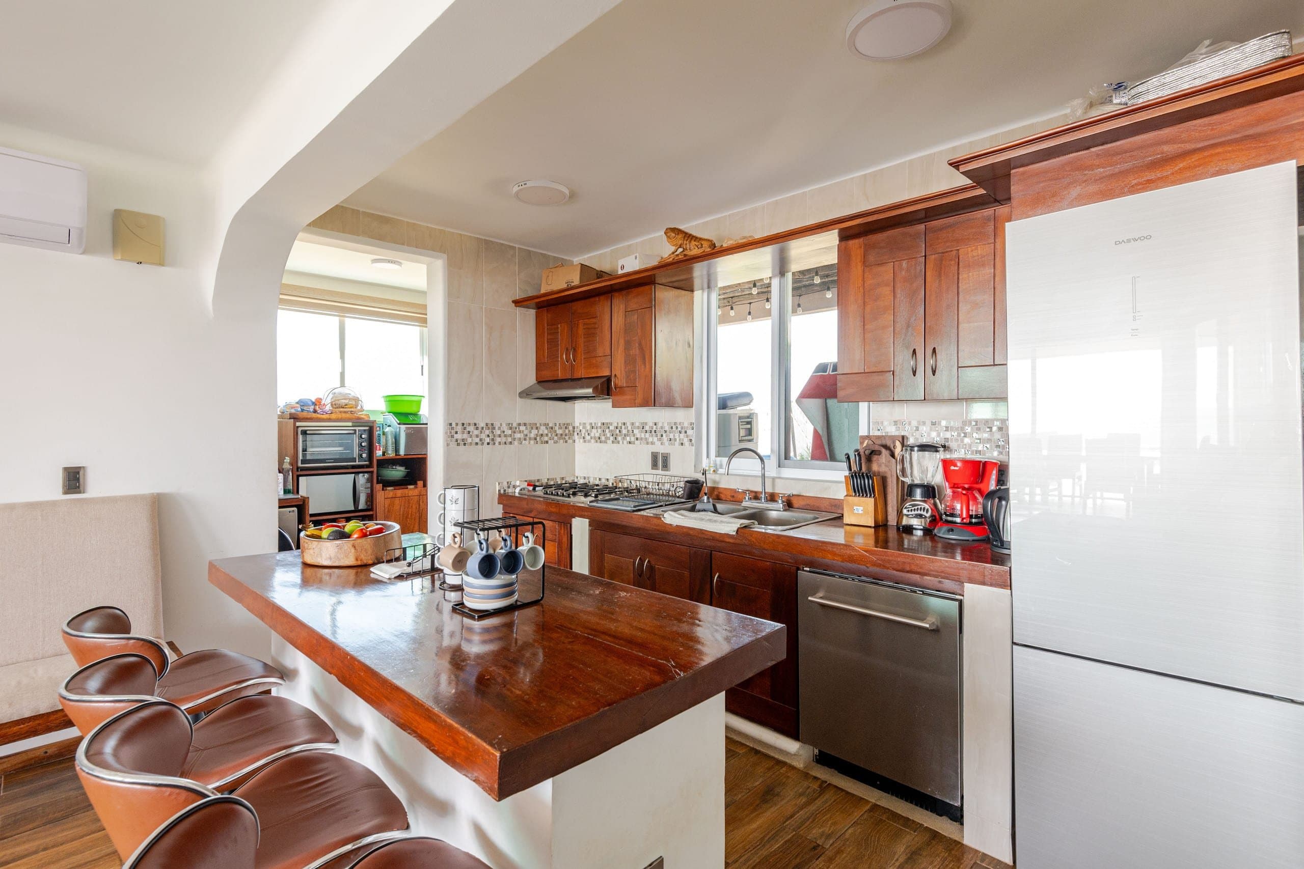 Cocina equipada con barra y bancos
