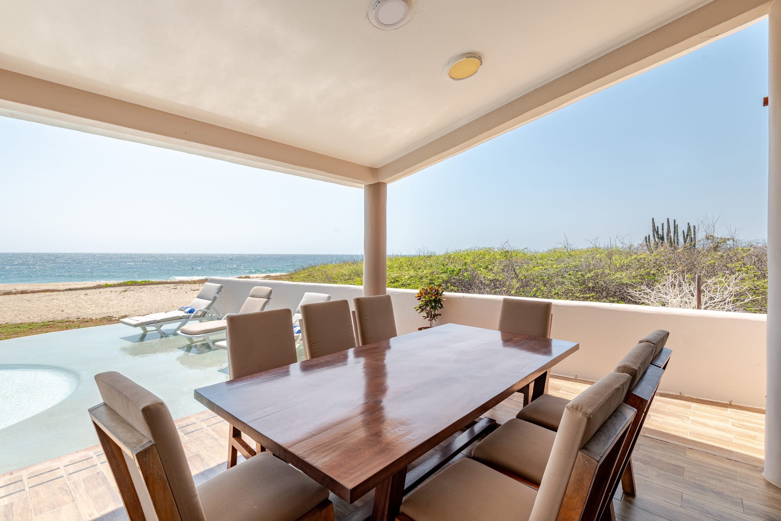 Comedor en la terraza con vista a la alberca y al océano