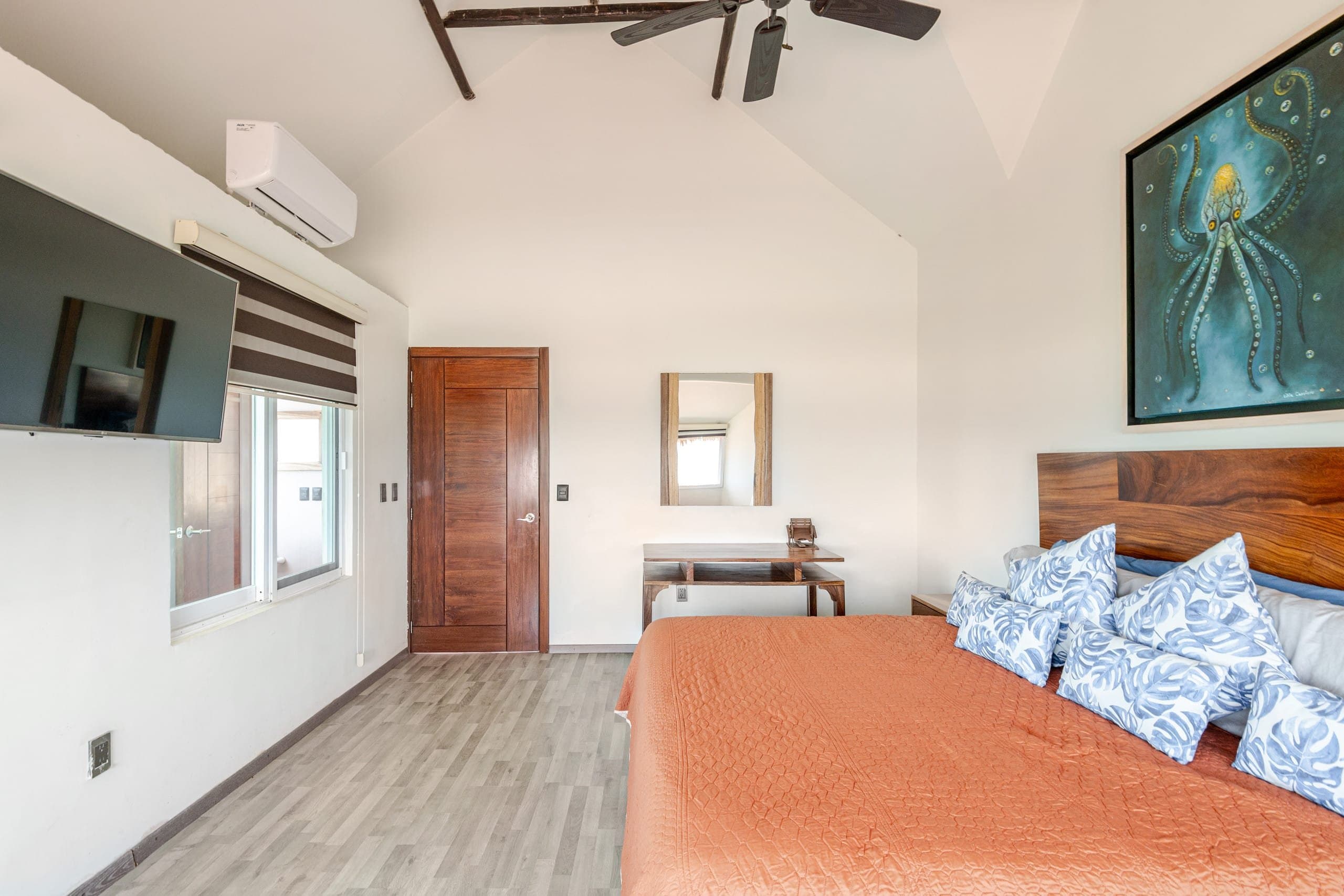 Recámara con cama king y cabecera de madera