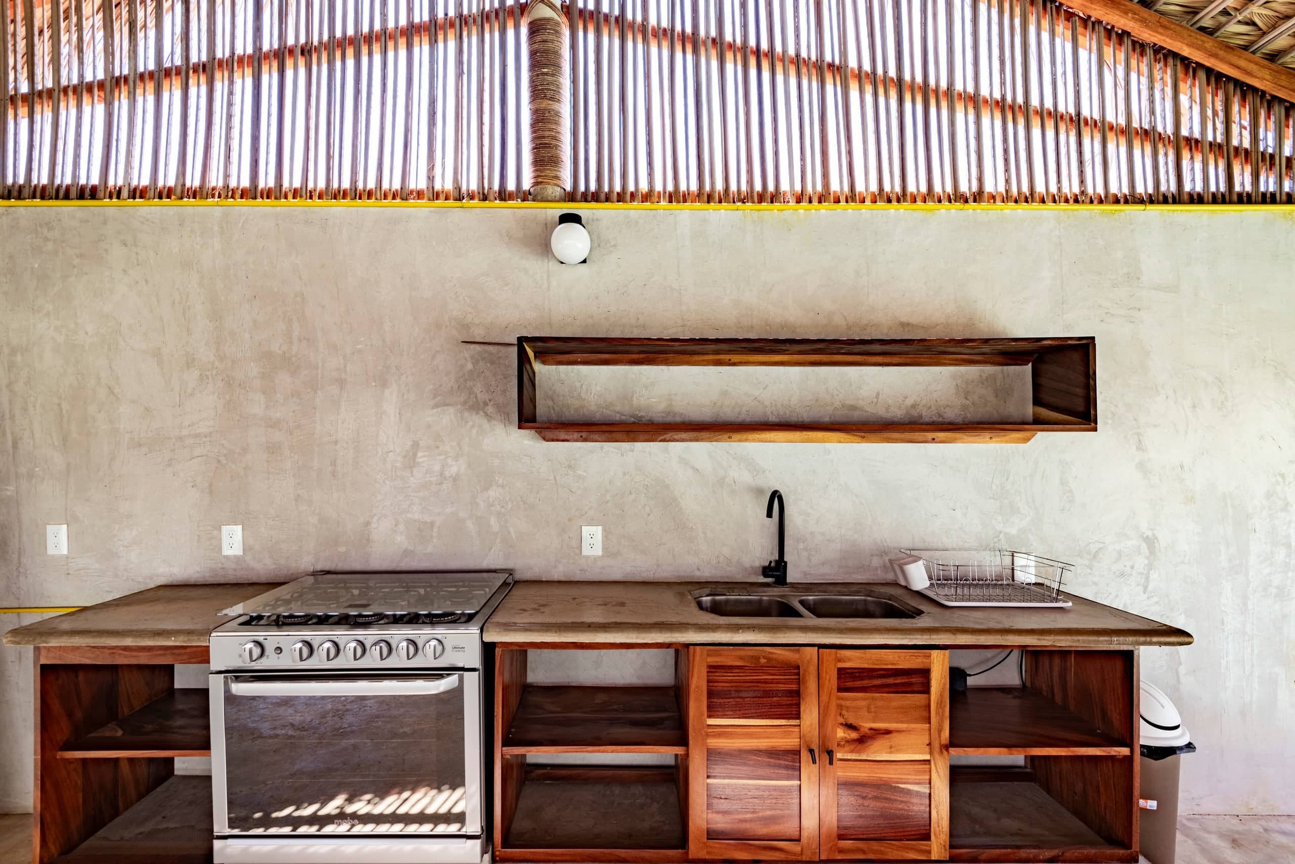 Cocina exterior con estufa y repisa de madera