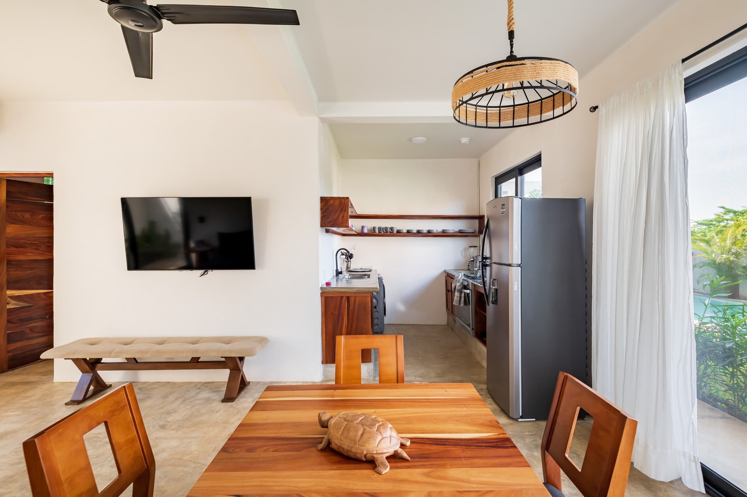 Comedor de madera con la cocina al fondo