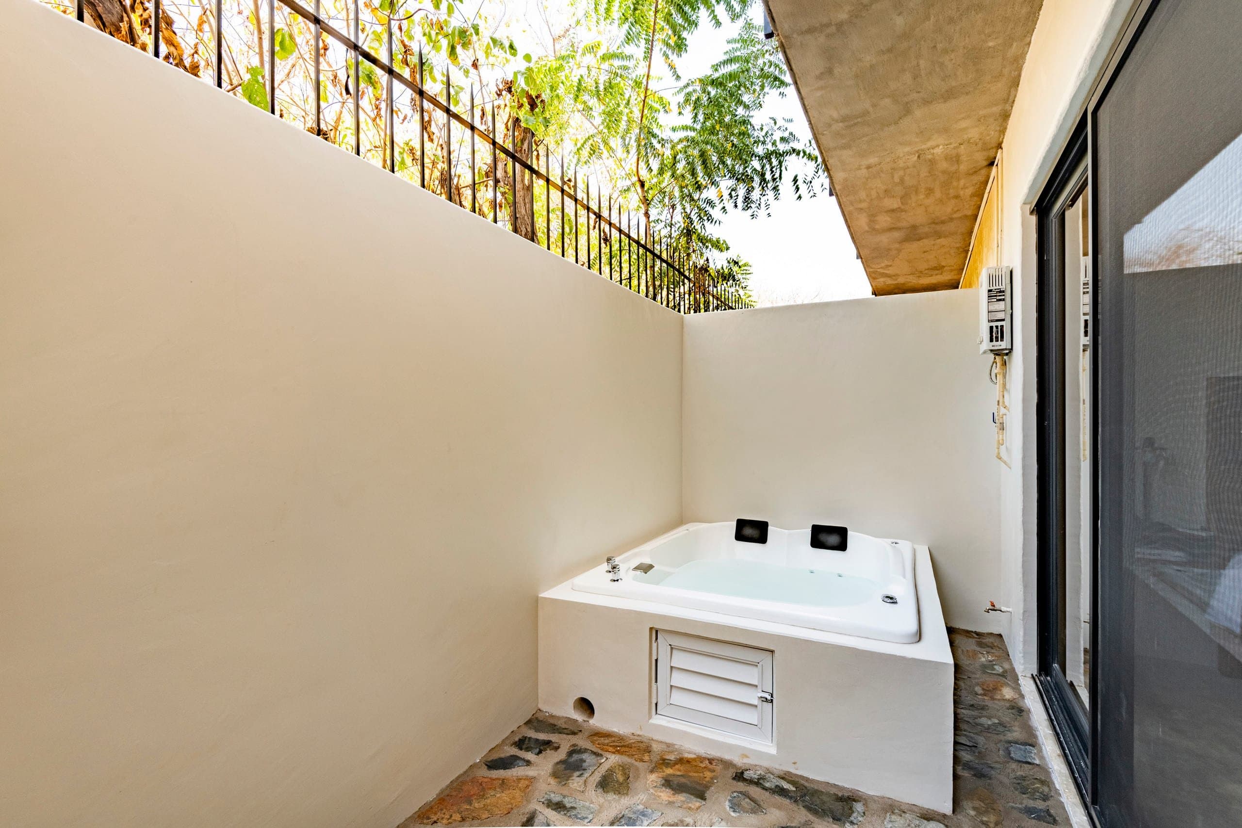 Jacuzzi privado en el patio del departamento